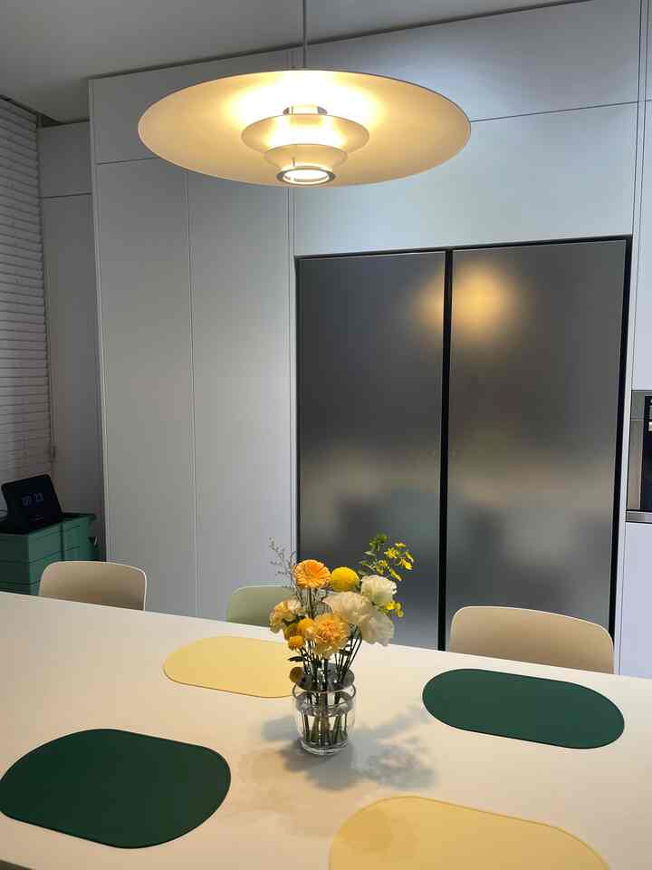 花のおかげで華やかなリビングルーム🌺  #bline #프리츠한센화병  #단독주택인테리어 