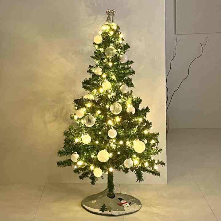 クリスマスツリーを作る🎄 

1ヶ月残りのクリスマス
ミルダ ミルダ 今こそ作ったクリスマスツリーです。

作る前は面倒でしたくないけど
作ってスパイラルいつもよく作ったと思われるツリー🤣


赤ちゃんと一緒に初めてのクリスマスがとても楽しみです🧡

＃クリスマス＃クリスマス＃オーハウスピック＃クリスマス飾り＃クリスマスストーリー＃クリスマス小物＃オーハウスシーズン9＃オーハウス＃クリスマスプレゼントおすすめ 