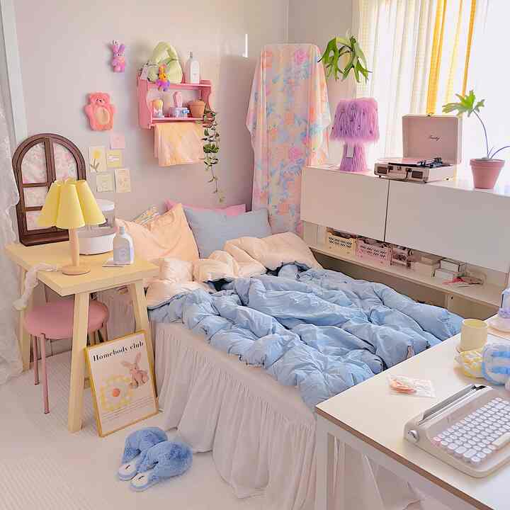 I also put in some yellow-purple lighting
and put in some slippers that are the same color as the bedding
to create a bedroom full of color🛏💙

The storage unit next to the bed? It was originally a desk set
but I separated it and arranged it like this
I'm satisfied because it's more useful than I thought🙈

Isn't the poster so cute?💛

#PrettyItemBest #콜렉터블 #침실꾸미기 #침실인테리어 #침실 #침구세트 #침구인테리어 #침구 #이불 #차렵이불 #매트리스커버 #블루인테리어 #액자 #액자인테리어 #포스터 #포스터액자 #수납장 #수납장인테리어 #가구 #가구인테리어 #가구배치 #조명 #조명인테리어 #단스탠드 #스탠드조명