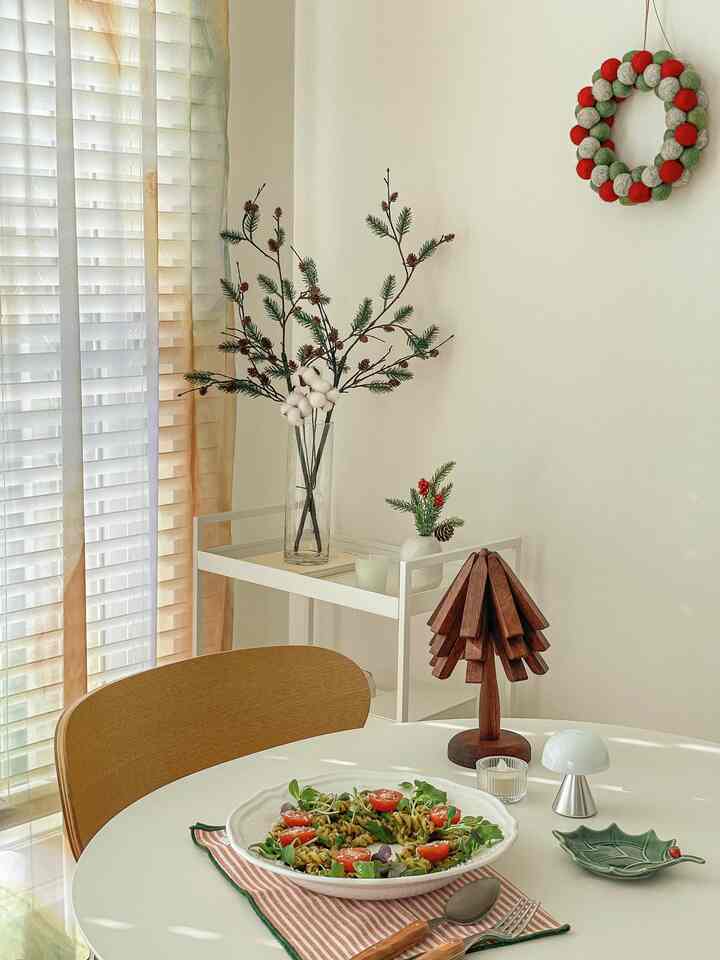 🎄 Super Easy Christmas Menu #4 Ries Basil Pesto Pasta

If you just mix basil pesto with fusilli,

you can make a pasta shaped like a ries~

🥣 Ingredients
〰️ 80g fusilli pasta
〰️ A handful of green beans
〰️ 2 spoons of basil pesto
〰️ 3 cherry tomatoes
〰️ A little baby greens
〰️ A little Grana Padano cheese

🥣 Preparation
1. Boil the fusilli for 9~10 minutes.

2. Stir-fry the green beans in olive oil.

3. Turn off the heat in the pan where you stir-fried the green beans,

and mix the boiled fusilli and basil pesto.

4. Place a small bowl in the middle of the plate, put the pasta on it,
and arrange the cherry tomatoes and baby greens.

(Refer to the last photo!)
5. Finally, grate the cheese.

#Oh Home Restaurant #오늘의식탁 #오늘의메뉴 
#Home Cook #쿠킹 #레시피 #건강식 #간단요리 
#Easy Recipe #초간단메뉴 #메뉴추천 #플레이팅 
#Home Cafe #브런치 #브런치접시 #브런치테이블 
#Christmas Home Party #요리팁 #홈파티 
#Christmas Menu #홈파티음식 #파스타 
#Making Pasta #파스타레시피 #파스타요리 
#Growing Basil #바질페스토파스타 #바질파스타 
#Res Pasta #오늘부터크리스마스