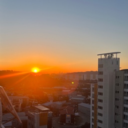 일출이 이렇게나 잘 보이는 집이라는걸
이사오고 3개월이 지나서야 알았어요😅
일출맛집입니당🌅 ㅎㅎ
#오늘장면한컷 #일출맛집 #창밖뷰 #일출 