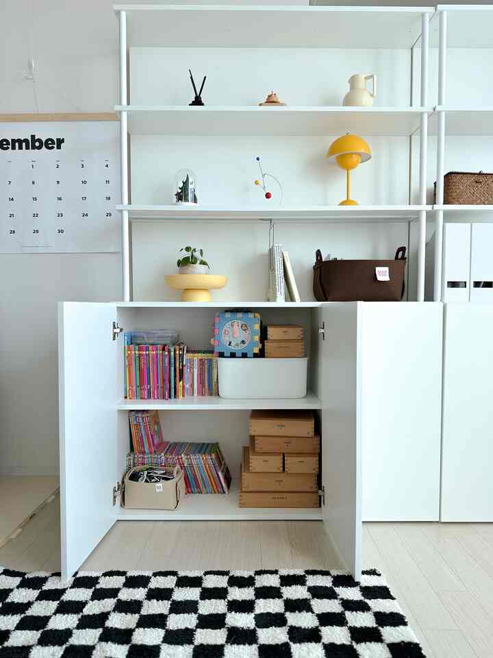 Organizing the kids' toys in the living room!

It's the weekend to organize the kids' toys
I need a place with ample storage space because my second child has a big toy

#Storage Master #거실 #거실인테리어 #거실수납장 #거실장 #수납함 #수납공간 #수납선반 #정리함 #아이가있는집 #육아 #육아템 #정리정돈 #장난감정리함 #장난감수납