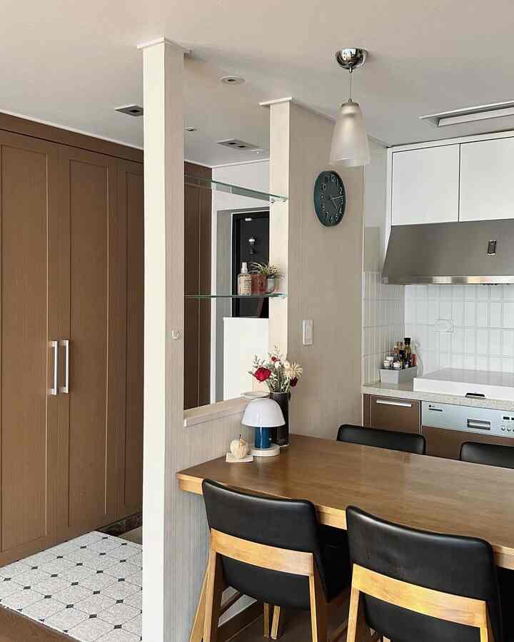 ブラウンとホワイトの色調のキッチンとダイニング、モダンで清潔感のある雰囲気のインテリア