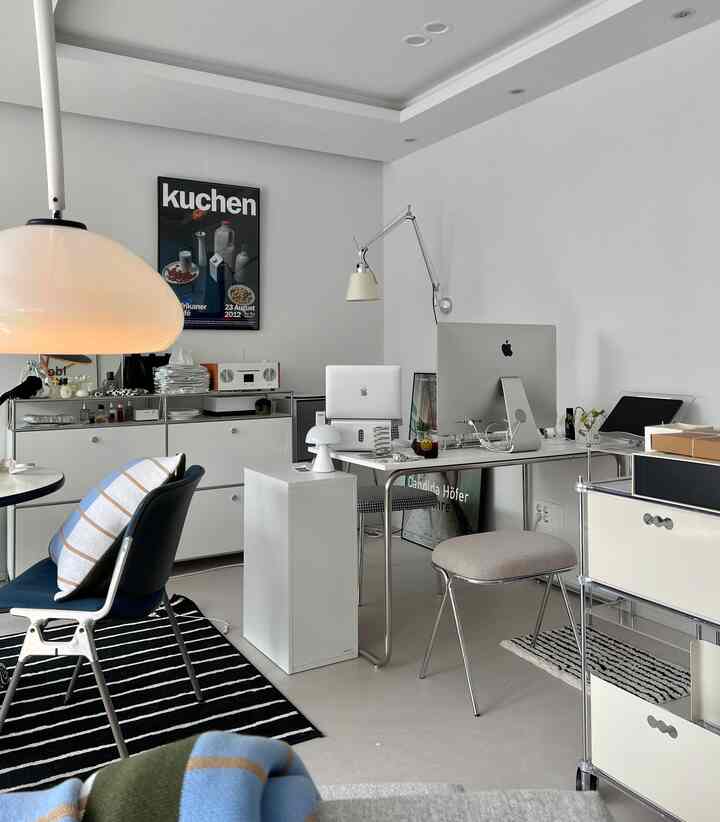 明るくホワイトトーンのモダンなホームオフィス、机とコンピュータ、収納が整った清潔感のあるインテリア