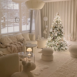 아이와 함께 보내는 연말🎄✨💛💚
율이가 트리에 오너먼트 잔뜩 달아준 걸 유심히 보더니
아래쪽에 달려있던 별모양 오너먼트를 빼더라구요.
깨지는 건 아니라서 지켜보고 있었는데
갑자기 스툴을 가져와 그 위에 올라가더니 
불안하게 트리 꼭대기로 팔을 뻗길래 얼른 달려갔어요!
엄마가 도와줄께! 뭐 하는거야? 물어보니 
별을 트리 꼭대기에 달고 싶었다고 하더라구요 ㅋㅋ
트리 보면 별이 항상 꼭대기에 있었다며, 별 달아주니 세상 신나하는 율이😂
어른들 만큼이나 아이들도 트리를 보면 좋은가봐요.
밖에서 트리를 보면 저보다 먼저 발견해서 꼭 구경하더라구요.
그와중에 우리집 트리에는 엄마가 좋아하는 베이지밖에 없다며
빨간색 초록색도 하고싶다고 해서 고민중이에요😇
#크리스마스트리 #트리 #트리공구 #메리크리스마스 #백화점트리 #호텔트리 #고급트리 #예쁜트리 #크리스마스트리공구 #트리추천 #트리만들기 #트리장식 #christmasdecor #christmasinspo #크리스마스장식 #전나무트리 #크리스마스데코 #대형트리 #트리멍 #스툴 #소파 #담요 #빔프로젝터 #쿠션 #쿠션커버 #에어컨커버 #오하우스시즌9