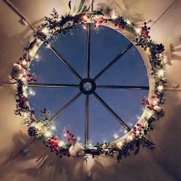 캠핑에서 크리스마스 꾸미기! 직접 리스 만들었어요!🎁🎅🏻
저희가 사용하는 텐트는 레트로스 허브쉘터 빅인데요,위에는 저렇게 동그랗게 하늘을 볼 수 있게 되어있어요! 이부분을 벤틸이라고 하는데요!
텐트에 크리스마스 시즌을 맞이해서 직접 크기에 맞게 리스를 만들어 보았어요!
이렇게 밤에는 반짝반짝 ✨🎄빛나는 크리스마스 리스를 만날 수 있어요!
만드는 꿀팁까지 소개할께요 !!
#오늘뭐하집 #요즘트렌드 #오늘부터크리스마스 #크리스마스  #활동채널명 #캠핑 #겨울캠핑 #크리스마스캠핑 #리스만들기 