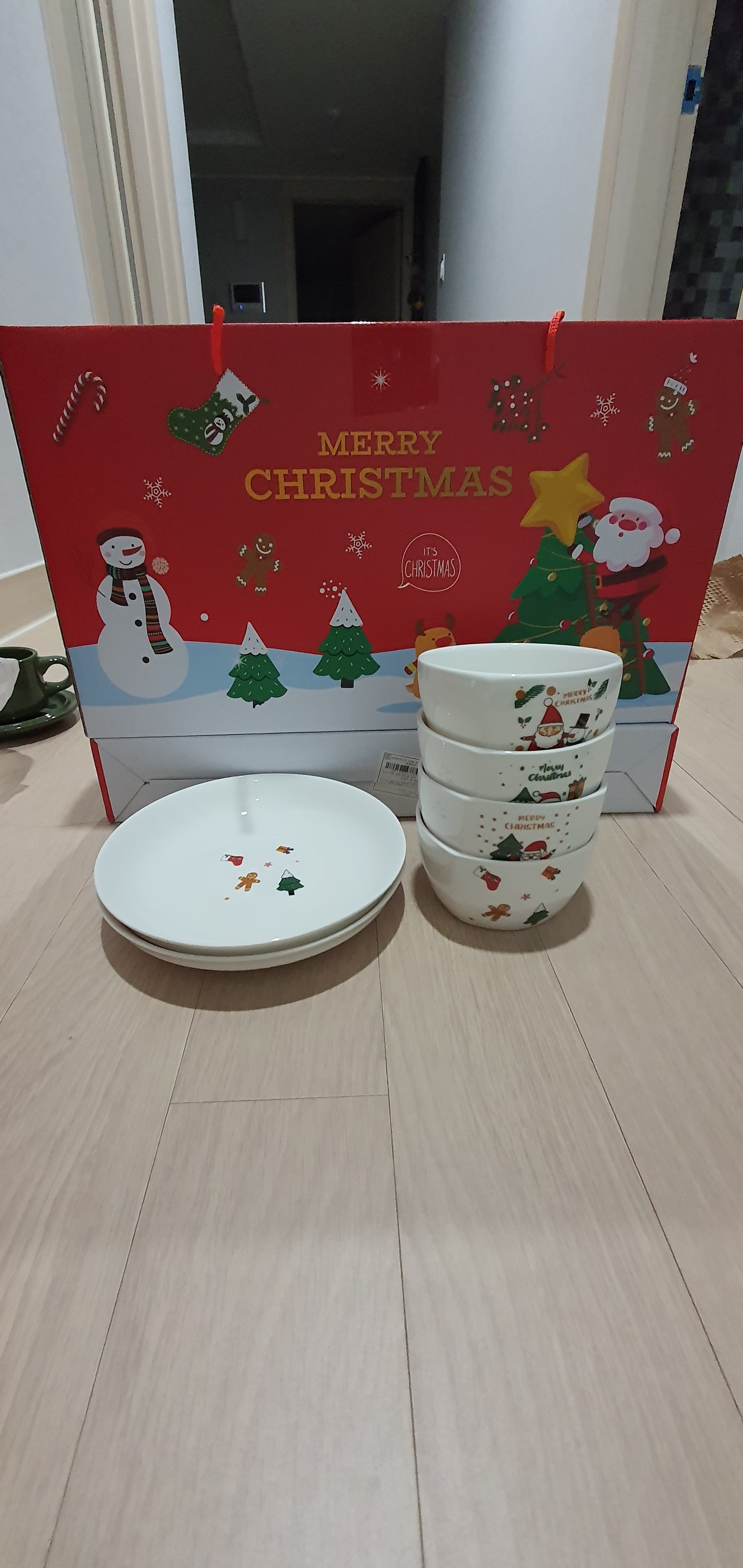 Santa Christmas Dinnerware Set for 4 user photo