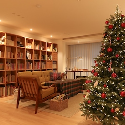 저희 집은 11월부터 크리스마스 입니다🎄
할로윈 지나면 바로 트리를 꺼내죠👍
신혼 때 구입해서 10년 쓴 트리를, 드디어 올해 교체했습니다🎉🎉🎉
37평 아파트에 180cm 딱이에요!
높이는 더 컸어도 괜찮은데 폭이 더 커지면 둘 곳이 없었을거예요🤣
30평대에 존재감 있는 트리를 원하시면 180cm 추천드려요!
폭이 좀 좁고 날씬한 트리라면 200cm도 좋을 것 같아요.
#제이제이홈 #크리스마스 #크리스마스트리 #크리스마스선물추천 #트리추천 #트리 #오너먼트 #트리장식 #크리스마스소품 #거실인테리어 #크리스마스인테리어 #크리스마스데코 #거실서재화 #거실서재인테리어 #홈카페 #거실서재 #거실책장 #책장 #오하우스 #오하우스시즌9 #오하우스픽