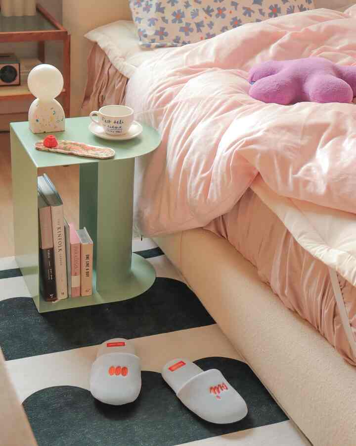 なぜかわからないけど
秋、冬だけにつま先に汗が出る🦶🏻
おかげで、足の森はもっとひどいです。
冬には特にルームシューズは必需品～！
​
クールトンではなくウォームトンが好きです。
クールトンの中で唯一好きなカラーが水色だ。
しかし、オレンジ色にレタリングが入ります。  #실내화 #층간소움실내화 #홈슈즈 #침실인테리어 #침실꾸미기 #원룸꾸미기 #자취방꾸미기 #방꾸미기 #mybdrm #bedroom #오하우스 #작은방꾸미기 #신혼집선물 #이사선물 #집들이선물 

​