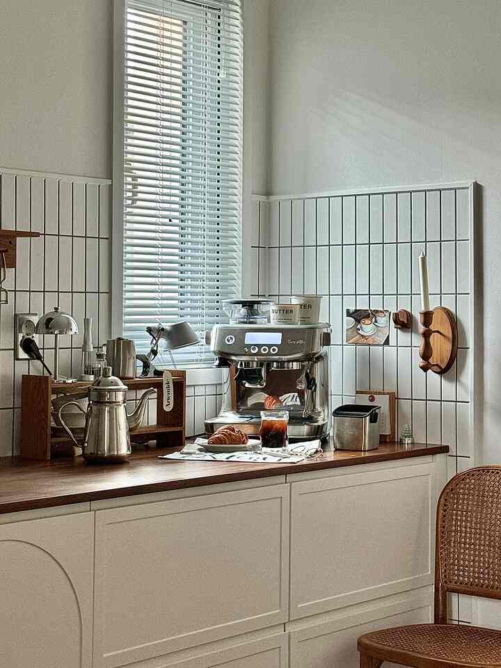 今日も朝から熱日する私の「ブレビルバリスタプロBES878」♥️
。
飲むコーヒーがこんなに魅力的で美味しいなんて！
ブレヴィルがくれるコーヒー香いっぱいの家の中の空気、温度、湿度！
とても完璧です🙌🏻

なんでも初めて難しいな。
私の最初のブレビル使用機もそうだった😅
それでも「ブレビルバリスタプロBES878」の 
LCDディスプレイのおかげで、豆の設定と投与量のチェック
簡単で感動するのに長い時間がかかりませんでした:)

他にも絶賛する機能が本当にいっぱい！

𖦹ThermoJet®ヒーティングシステムでわずか3秒で予熱完了
𖦹30段階粒子調整一体型コニカルバーグラインダー
𖦹完璧なエスプレッソ抽出のための世界最高のPID温度コントロール
𖦹微細なマイクロミルクフォームで仕上げる風味のあるラテ
。
牛乳がよく合わない体質なのでラテを楽しむことはできませんが
牛乳の泡もかなりうまく作られています：）
。
なぜブレビルはホームカフェマシンの終わりです。
必需品と呼ばれるか全身で感じている！

だから！ブレヴィルは私が幸せです😏🧡
。

#製品提供 #오리뷰어 #오하우스 #오늘의집 #브레빌 #브레빌코리아 #브레빌에스프레소머신 #바리스타프로bes878 #바리스타 #익스프레스 #임프레스 #에스프레소머신 #홈카페 #홈카페용품 #키친테리어 #주방인테리어 {15 #homecafe} #brevillebaristaexpress #breville #홈데코 #부엌인테리어