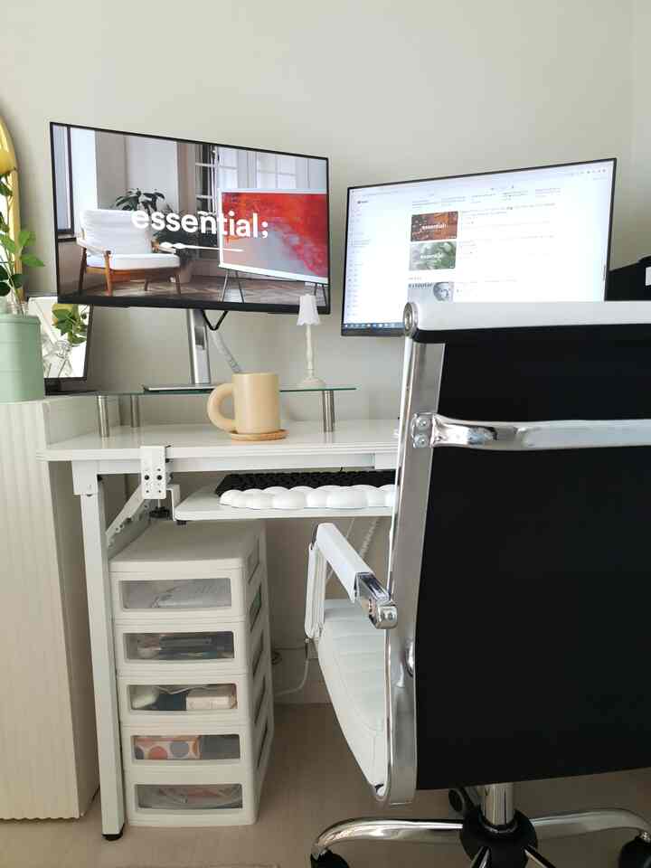 ホワイトトーンのホームオフィス空間、デュアルモニターと整頓されたデスク、オフィスチェアが配置された現代的な作業空間