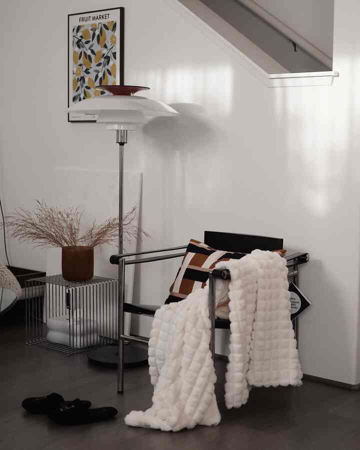 ツリーが入る前に 
最後のリビングルームの私の最愛のスポット🖤 

本も見て電話も見て映画も見て  #거실 #거실인테리어 #까시나 #lc1 #조명인테리어 #미드센츄리모던 #홈스타일링 #화이트인테리어 #북유럽인테리어 #쿠션 #몬타나 #아루느 #루이스폴센 #ph80 #액자 #블랭킷 #티슈케이스 