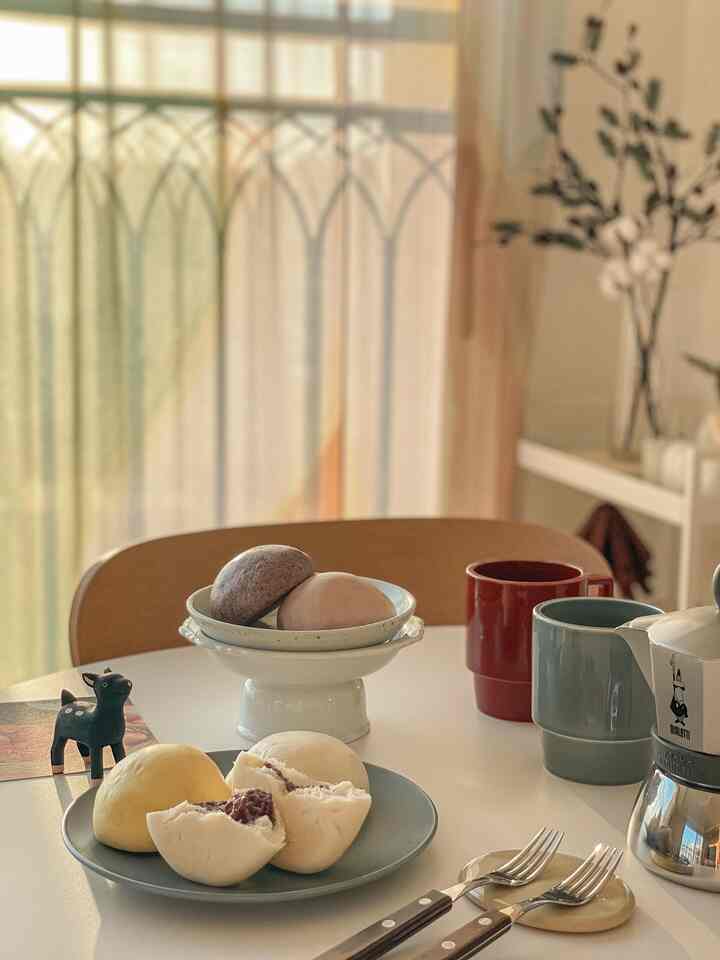 🍢 Koleksi camilan musim dingin #3 Hoppang, bukan roti kukus~

Daripada roti, saya membeli banyak roti kukus dari Yeongwol, Gangwon-do.
Saya menyimpannya di freezer dan rajin memakannya haha. 

Saya membelinya di toko roti kukus yang terkenal. 
Berbagai rasa seperti labu kuning, ubi jalar, pir berduri, mugwort, jagung, dll.
Mereka menjual roti kukus warna-warni. 

Namun tahukah Anda apa bedanya bakpao kukus dan bakpao? 
Saya mencarinya dan menemukan bahwa Samlip membuat roti kukus untuk produksi massal. 
Katanya nama brandnya Hoppang? 

Kesimpulannya, tidak ada perbedaan antara bakpao kukus dan bakpao. 😯☝️

#Oh Home Restaurant #오늘의식탁 #오늘의메뉴 
#Plating #홈카페 #브런치 #브런치접시 
#Meja Makan Siang #홈카페디저트 #티타임 
#Makanan ringan #간식추천 #겨울간식 #호빵 #찐빵 
#Camilan Akhir Pekan #커피타임 #커피 