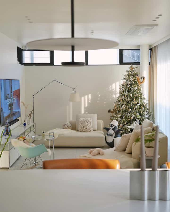 Our living room filled with winter❄️

It looks even prettier in winter because the sunlight comes in deep!

#byline #플로소파 #beiligne #오하우스시즌9 #패브릭소파 #거실인테리어 #거실스타일링 #타일인테리어 #타일바닥 #겨울인테리어 #크리스마스데코 #크리스마스트리 #조명인테리어 #단독주택인테리어 #사이드테이블 #패브릭소파추천 #컬러인테리어 #usmhaller #거실장 #모듈소파