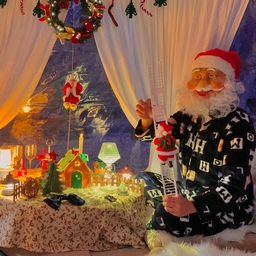 캠핑에서 크리스마스 소품 셋팅! 이렇게 했어요🎁🎄🎅🏻
산타할부지가 되어준 남편 !! 🎅🏻
가면을 착용하고 한컷!
2년전 크리스마스 캠핑 사진입니다!ㅎㅎ
레트로스 허브쉘터 텐트이고, 크리스마스 소품으로 예쁘게 꾸며 보았어요 !!🎁🎄
네!! 이 많은 짐(소품)을 챙겨 캠핑갔었죠 ㅎㅎ
#오늘뭐하집 #오늘부터크리스마스 #크리스마스 #크리스마스캠핑 #요즘트렌드 #활동채널명  #겨울캠핑 #동계캠핑 #캠핑용품 #캠핑장비 #camping 

