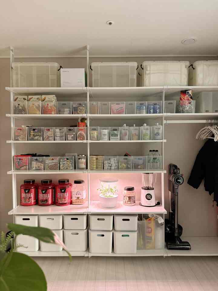 #팬트리정리 📦Simpan segala sesuatu mulai dari bahan makanan hingga kebutuhan sehari-hari dengan rapi (feat. Kurangi kesuraman dengan hidroponik)

Ini adalah dapur kami yang telah kami gunakan selama lebih dari 3 tahun.
Saya menggunakan dinding di seberang ruang ganti sebagai dapur.

Setelah menyesuaikan rak sistem
Kotak penyimpanan tembus pandang agar mudah melihat bahan makanan
Kotak penyimpanan berwarna putih yang menyimpan rapi kebutuhan sehari-hari warna-warni
Saya menggunakannya untuk tujuan yang dimaksudkan.

Baru-baru ini, saya membeli penanam hidroponik untuk menanam tanaman.
Pencahayaan (nyala/mati otomatis) menciptakan suasana ruang pantry.
Jauh lebih segar dan lebih moody :)

Setelah saya membersihkannya, tetap rapi selama lebih dari 3 tahun.
Saya menyarankan Anda mengaturnya sesuai dengan lingkungan dan gaya hidup Anda sebelum akhir tahun!

#Master Penyimpanan #정리정돈 #수납꿀팁 #수납템 #살림꿀팁 #살림템 #살림정보 #청소꿀팁 #주방수납 #주방살림 #주방정리 #주방용품 #다용도실 #팬트리 #팬트리수납 #드레스룸 #미니멀라이프 #미니멀살림 #식집사일상 #식집사성장기 #수경재배 #수경재배식물 #수경재배기 