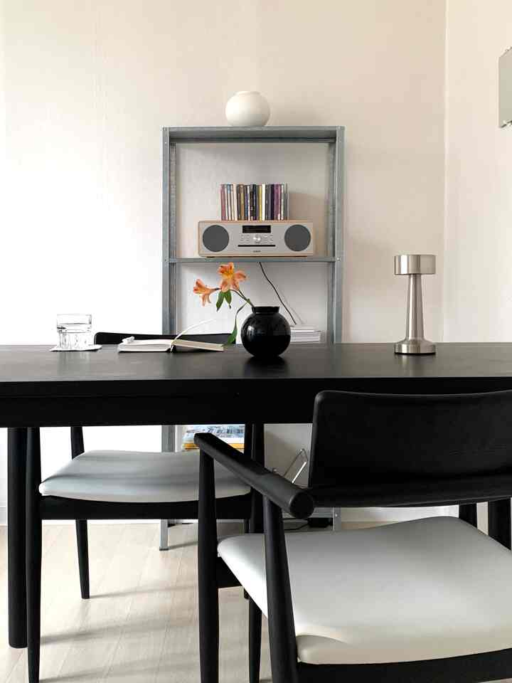 Brick Nine's chic and cool black color table!
A wonderful table with an elegant design and sturdiness🖤

#Product provided #브릭나인 #포세린식탁 #세라믹식탁 #홈스타일링 #다이닝테이블 #식탁추천