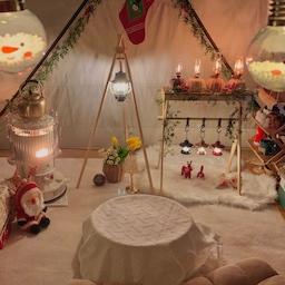 캠핑에서 크리스마스 즐기기🎄🎅🏻
저희가 3년째 크리스마스 캠핑을 다니고 있는데요!
요 크리스마스 캠핑사진은 캠핑을 처음시작하면서 맞이하는 첫번째 크리스마스 캠핑 사진입니다!!🎄🎅🏻
이 사진이 벌써 3년전이라니.. 
처음 크리스마스 캠핑치곤 예쁘게 셋팅하지 않았나요 ? 😆
이 텐트는 듀랑고 R2 텐트입니다🏕️
옆쪽으로 몰아서 셋팅을 했고 뒷쪽에는 침실로 셋팅했어요 !
#오늘뭐하집 #오늘부터크리스마스 #크리스마스 #크리스마스캠핑 #캠핑 #캠핑용품 #캠핑장비 #camping #겨울캠핑 #동계캠핑 #요즘트렌드 
