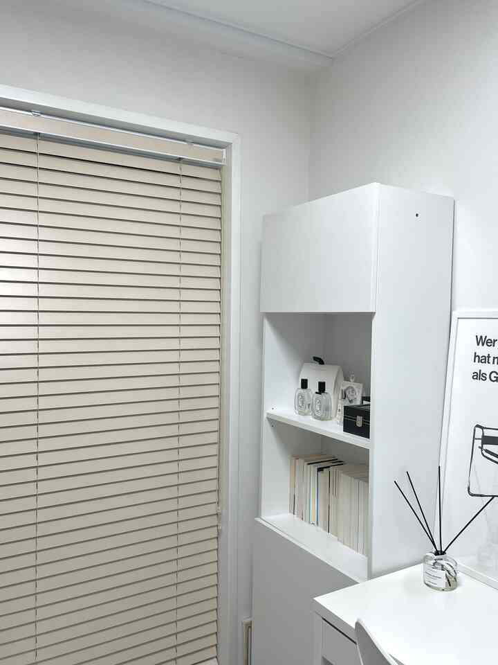 ✔️デザイン
クリーム色が柔らかくてホワイトインテリアにも異質感なくよく似合います。従来のカーテンと比較した時、チェリッシュウッドブラインドはラインがぴったり落ちて部屋の雰囲気がすっきりと変わり、その点が一番好きです。

✔️匂い
新製品は匂いがするかもしれませんが、チェリーシュウッドブラインドは匂いなくすぐに使えて良かったし、環境にやさしいのでもっと信じて使うことができます。  

✔️インストール
取り付けはブラケットだけ壁に打ち込めば本当に簡単でした。ブラケットに本体を差し込むだけで取り付け終わり！本当に簡単ですか？

✔️重量
あまり重くないので女性一人で持ち上げても大変ではありません。

✔️機能  #우드블라인드  #블라인드커튼 