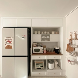 우리집 홈카페 수납존☕️
주방 수납력을 한껏 끌어올린 저만의 홈카페존이에요
김치냉장고를 사용하지 않아서 이 자리에 딱맞는
깊은 렌지대를 찾아, 주방가전과 커피머신 컵들을
몽땅 때려넣었어요☺️
최대한 단정하게 보이게 하기 위한 저만의 꿀팁은
(1)가전을 아이보리,화이트,그레이 계열로 맞추기
(2)노출된 수납엔 컵을 2-3개씩 짝지어 놓기
(3) 화이트 도자기(세라믹)컵과 유리컵 분리하기
서랍속까지 깔끔하게 정리하는게 목표였는데
전체적 컬러를 맞추고 종류별로 놔주니 깔끔하죠!
시어머니가 갑자기 와서 열어보셔도
파워당당한 홈카페존 수납이었슴당☺️
#수납의달인 #정리정돈 #홈카페존 #홈카페수납 #홈카페수납장 #컵정리 #렌지대 #김치냉장고자리 #수납꿀팁 #수납템 #살림꿀팁 #살림템 #살림정보 #주방수납 #주방살림 #주방정리 #주방용품 #미니멀라이프 #미니멀살림