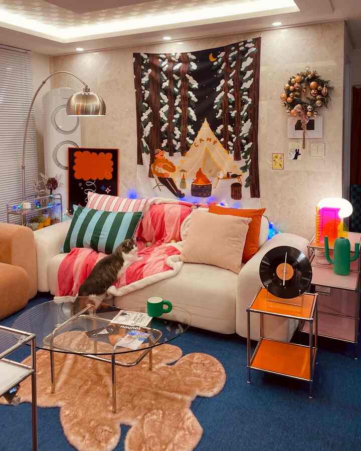 #협찬ファブリックポスターで冬感性UP🎄🎅🏻❄️
今冬は木の代わりにファブリックポスターで飾ってみました🎄❤️

トゥヌキムジャム（キムジャム）アーティスト作品です。
子犬を抱いているキャンプの絵はとてもきれいですㅠㅠ🐶🏕️
森にキツネ（？）のある絵ととても悩みすぎていましたが、、
私の家はもう少しシャンプーに似合うと思います。
選択しました..!! 

サイズはLなのに最大のサイズで、リビングソファの後ろにちょうどいいサイズで、玄関と部屋の間のスペースにもぴったりのサイズなので活用も大好きです！ （個人的にはファブリックポスターは無条件（？）大きくてきれいなようです🤍🤍🤍）きれいな作品ありがとうございます🎁 
  #예술편집샵 #페브릭포스터 #겨울인테리어 #거실인테리어 #크리스마스인테리어 #크리스마스소품 #거실꾸미기 #크리스마스꾸미기 