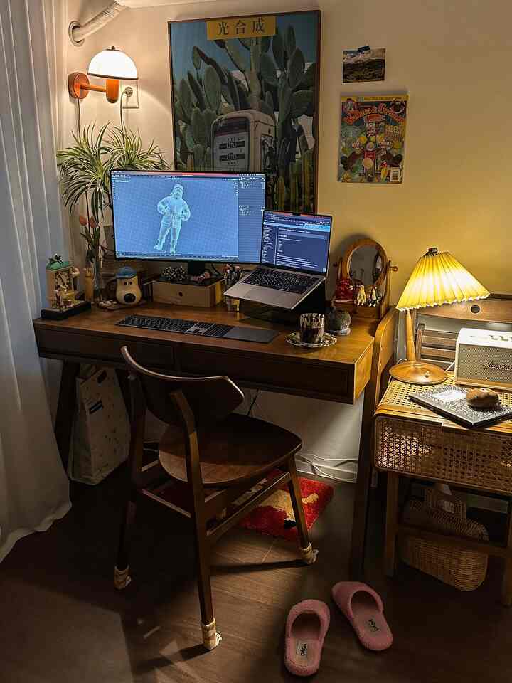 温かみのある照明と木製家具が調和したホームオフィス、壁のブラケットライトとポスターが印象的な落ち着いた空間