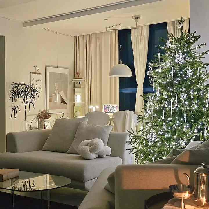 ㅣ夜明けの写真

試験期間である大蘭はリビングルームで勉強し続けます
数日間のリビングルームでは静かな静かな... 🤫  #집스타그램 #오늘의집 #오하우스시즌9 #새벽  #크리스마스트리 #크리스마스데코 #홈데코 #소품스타일링 #가구스타일링 #거실데코 #거실스타일링 #겨울인테리어 #겨울홈스타일링 #홈스타일링 #소품디스플레이 #소품인테리어 #거실쇼파 #조명인테리어