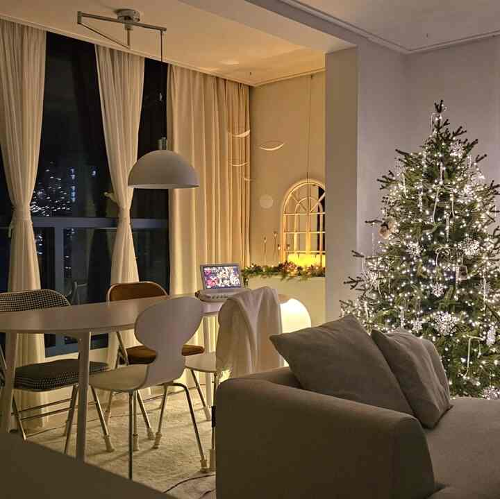 ツリーとクリスマスデコのおかげで
12月の夜ムードを楽しんでいます🎄
木の輝きがきらめくと、 
自然に写真を撮りたくなりますね😄

 #트리멍 #집스타그램 #오늘의집 #오하우스시즌9 #새벽 #새벽감성 #트리 #크리스마스트리 #크리스마스데코 #홈데코 #소품스타일링 #가구스타일링 #거실데코 #거실스타일링 #겨울인테리어 #겨울홈스타일링  #소품디스플레이 #소품인테리어 #거실쇼파 #조명인테리어 #벽난로콘솔 #오너먼트 #크리스탈오너먼트

