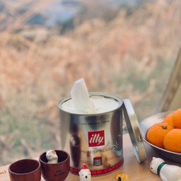 캠핑용품 사용🍯tip! 커피캡슐케이스가 휴지케이스로 변신!🧻🧡
저희가 예전에 사용하던 라탄휴지케이스가 음식물을 쏟아,, 버릴 수 밖에 없었어요!
그래서 휴지케이스를 사려고 써치했었죠 ,,💻
근데 마음에 드는게 없는거있죠 ㅠㅠ
스테인레스 재질로 구매하고 싶었는데 사이즈도 애매하고 , 찾으면 금액대가 높아 ,, 휴지케이스 그만큼 투자를 하고 싶진않고,,ㅠㅠ
고민 하는데,, 마침 !!!!
커피 캡슐케이스가 굴러더니고 있길래 어라 ??!!
맞을꺼 같은데 ?! 
어머!!찰떡이네요 👌🏻
#오늘뭐하집 #요즘트렌드 #캠핑용품 #캠핑꿀팁 #캠핑장비 #커피캡슐케이스 #휴지케이스 #캠핑 #camping 