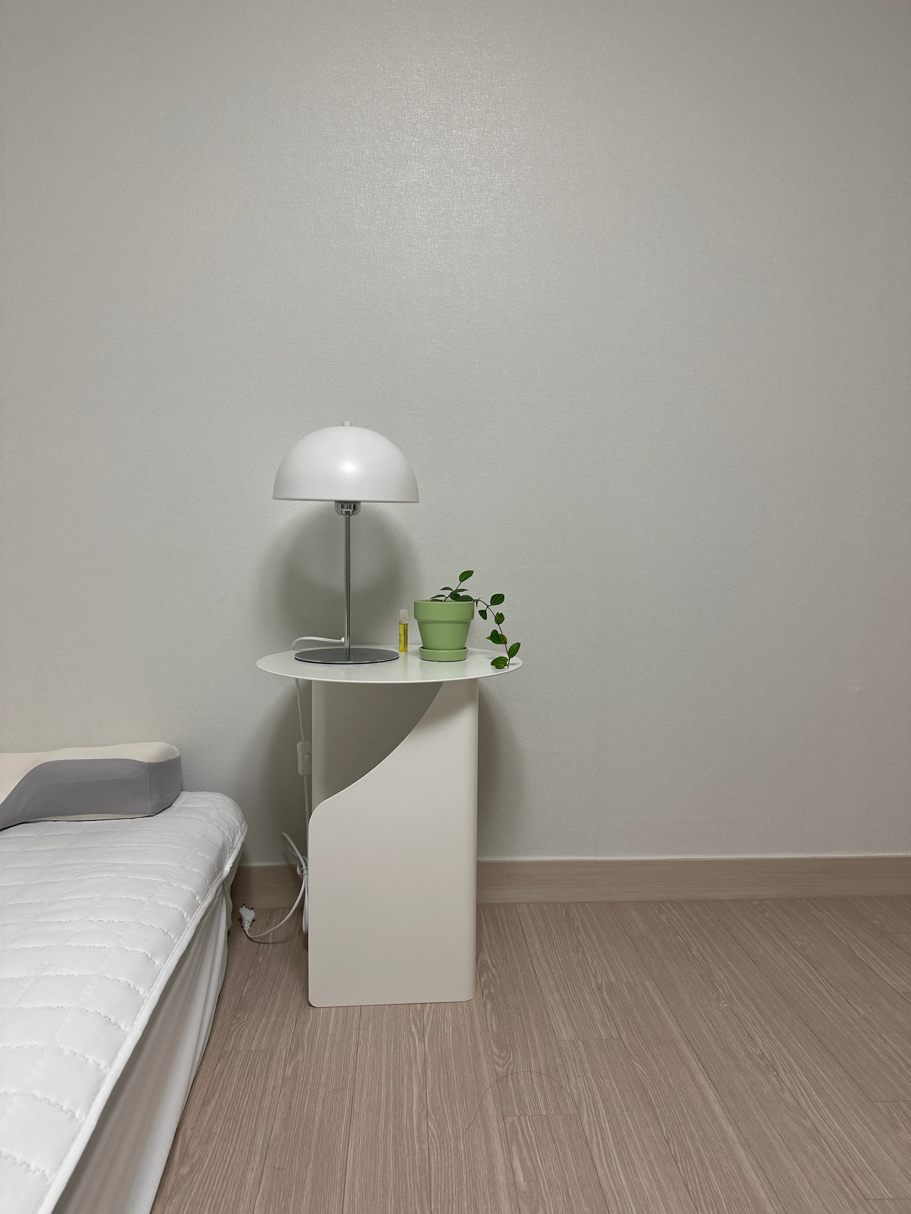 Round Side Table with Built-In Bookshelf user photo