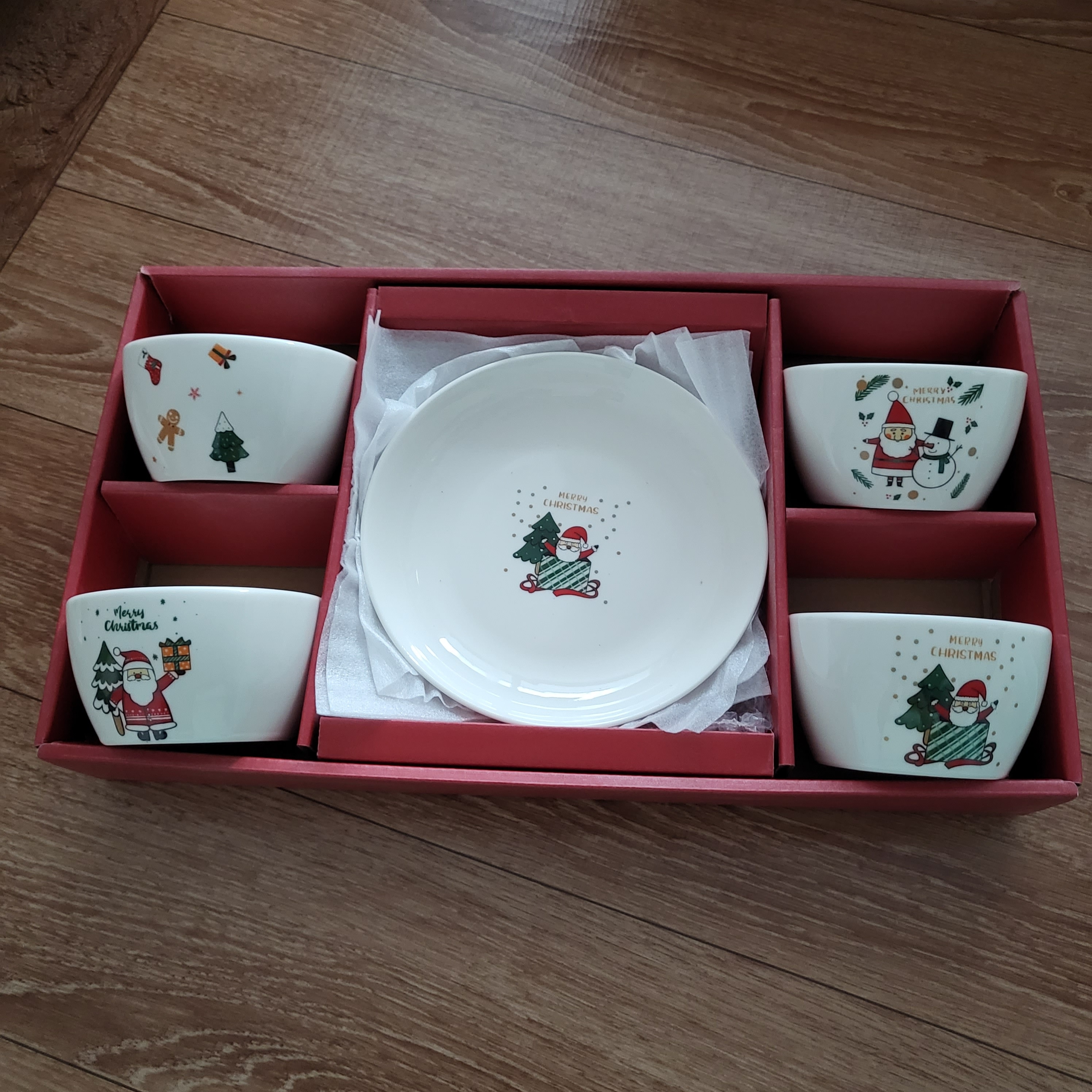 Santa Christmas Dinnerware Set for 4 user photo