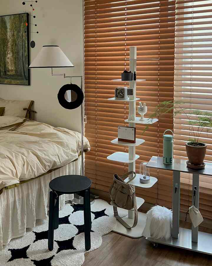 Natural wood-tone blinds and beige bedding in a cozy 4.5畳 bedroom featuring a stool and floor lamp