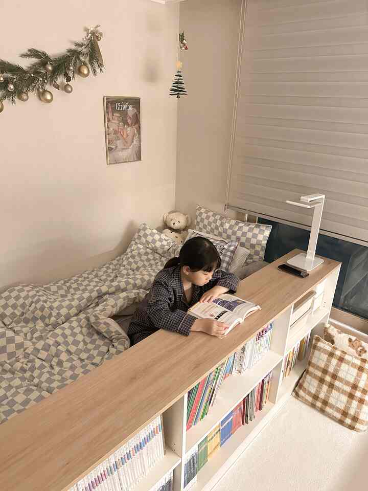 ナチュラルカラーとホワイトトーンの子供部屋、ブックシェルフベッドと読書灯が配置された落ち着いた清潔感のあるインテリア