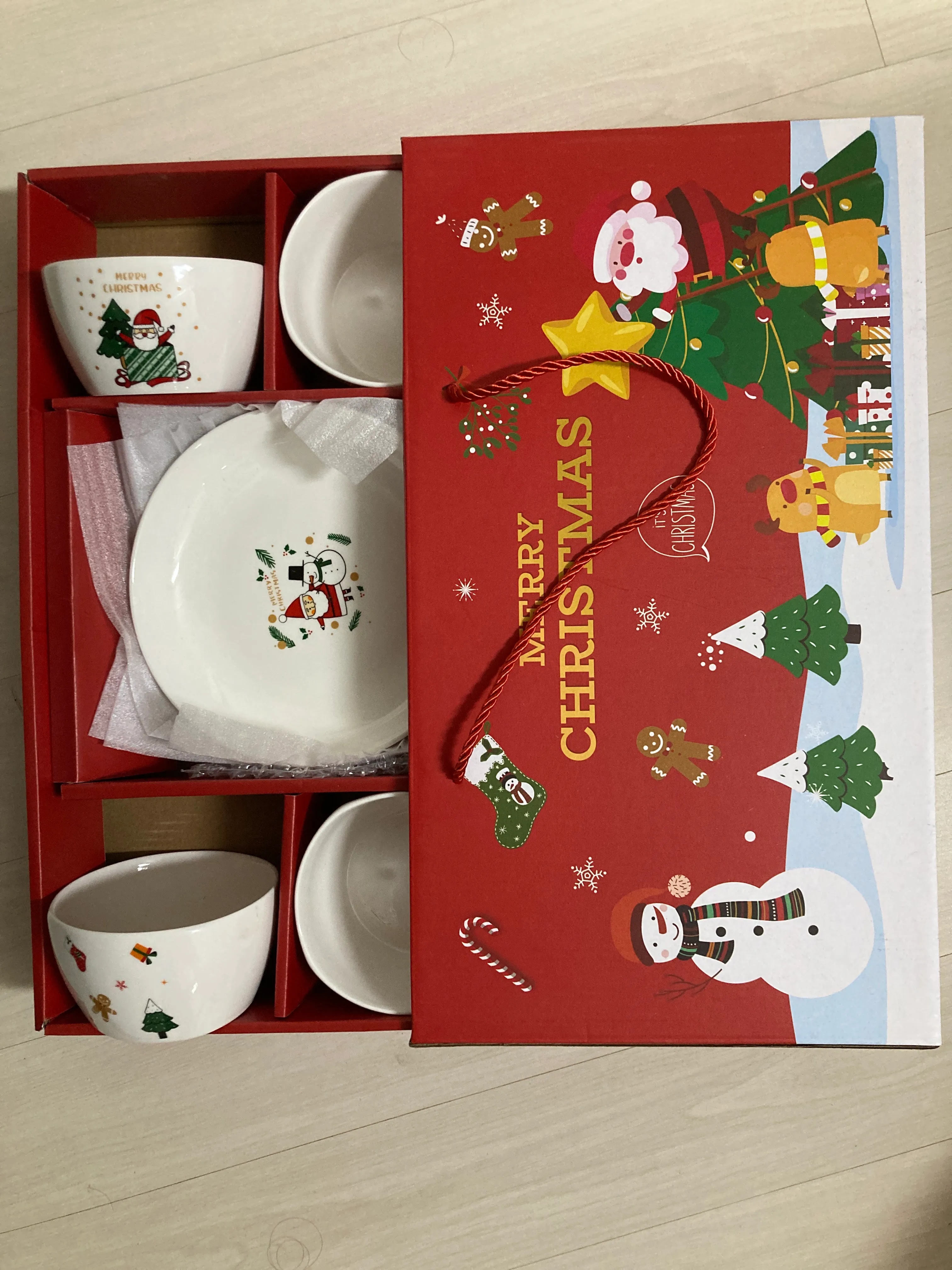 Santa Christmas Dinnerware Set for 4 user photo