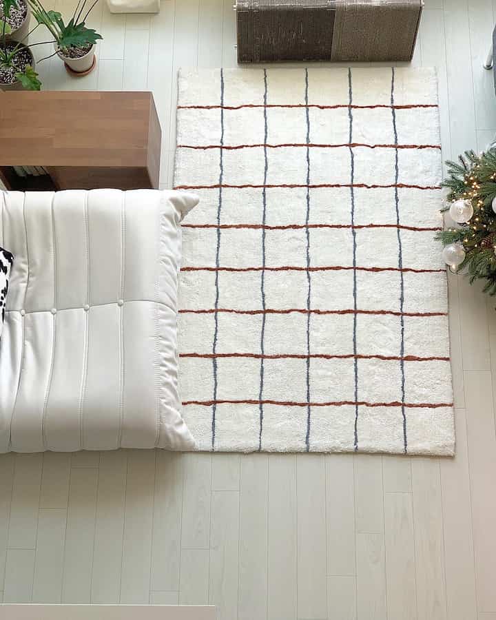 These days, I've been looking around a lot to change the rug on the first floor.
I fell in love with the Hanil Robin Tufting Rug at first sight💛

It's so rich and soft that I want to keep touching it :)
It's also durable, so it doesn't shed much hair or create dust!
The trendy modern vintage design and colors are so pretty!!

The design, color, and durability are all perfect 🥰
It's a perfect match between my sofa and the tree, right? It looks so pretty in the bedroom, so I'll have to move it later :)

#HanilCarpet #러그 #카페트 #인테리어 #집꾸미기 #홈스타일링 #겨울인테리어 #거실인테리어 #미니멀리스트모여라 #거실러그 #포인트러그 #터프팅러그 #크리스마스 #크리스마스꾸미기 #겨울카페트 #겨울러그 #크리스마스소품 #겨울인테리어 #원룸인테리어 #원룸꾸미기 #원목인테리어 #화이트인테리어 #침실인테리어 #플랜테리어 #홈스타일링 #자취방꾸미기 #복층원룸오피스텔 #오하우스시즌9 #항공샷