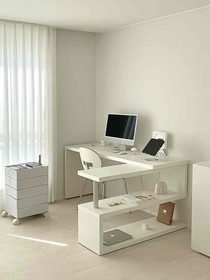 明るく白を基調とした中学生の部屋、ワイドなデスクと整頓された収納が配置された集中できる空間