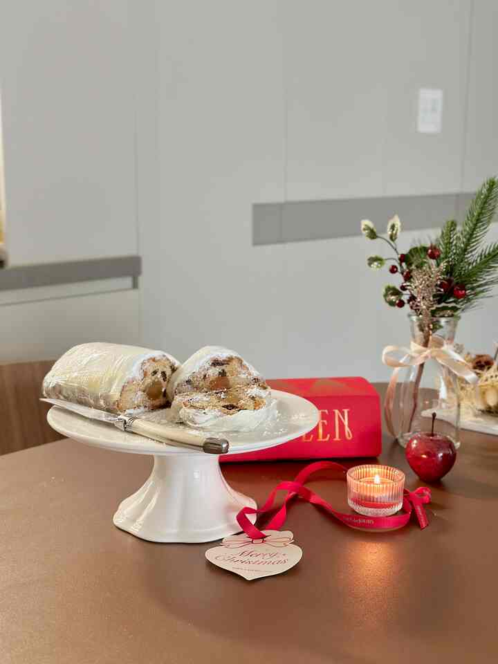 シュトーレンが好きですか？ 🎁✨
クリスマスを待って家族と毎日一枚ずつ食べるというドイツのロマンチックなパンシュトーレン❤️
ラム酒に漬けた果物が濃厚に入っていて、表側に雪のように散らばった白いシュガーパウダーは、余すことなくフォークに撮って食べなければなりません。
高級な甘さなのでウイスキーやワインとよく似合うと思います🥃
一個ずつ食べるっていうのに三個ずつヤゴムやクマ食べるのは私だけそうじゃないですよね。笑
。
。
。
🏷️シュトレン: @touslesjours_latelier 
🏷️ケーキスタンド（暖かいダイニングテーブル） 
 : @warmtable 
。
。
。
＃クリスマス準備＃クリスマスケーキ＃冬のスナック＃冬のデザート＃ホームパーティーメニュー＃ホームパーティー料理＃ホームパーティーデザート＃クリスマスパーティー＃オーハウス9＃オーハウスシーズン9＃ケーキスタンド＃オンテーブル＃ホームカフェ＃オンテーブル＃ホームパーティーボウル 