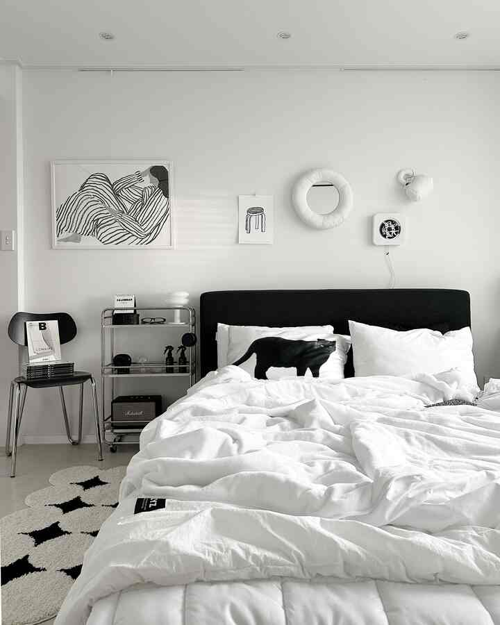 小さな家なので空間チャージが懸念され、頻繁な構図変更をしているのでベッドフレームは負担になりフレームなしでパレットにマットレスだけを置いて使用しました。そういえば壁紙に年月に時がたくさん聞かれましたよ。 

今回新しく入ったスリッパベッドの「ラインベッドフレーム」です。スリッパベッドは複数のオプションを持っており、それぞれの状況に合わせてカスタムベッドで購入できますが、サイズだけでなくファブリックまで選択でき、好みに合わせて選べばいいです。 

私は低床型に拡張せず、高さはできるだけ薄く注文しました。ブラックバブル生地です。モノトーンのインテリアをするのに加えて良い選択でした。 

ベッドのヘッドとファンデーションが分離され、ファンデーションも半分に分かれており、移動が便利です！軽いのにそう押されてないよ！家飾りにぴったりのベッドです！ 

マットレスもしっかりと支えてくれるシンプルなデザインがとても気に入っています。シックなのにふさわしい感じでしょうか。写真だけ見ても早く退勤してベッドに飛び込みたい気持ちです。 

🏷️ @_sleeper_official - ラインベッド 
Qサイズ/ローヘッド/一般形
ファンデーション：高さ10cm 
生地:バブルブラック  #침대프레임 #패브릭침대 #패브릭침대프레임 #라인침대 #신혼침대 #슬립퍼침대 #슬립퍼 #모노톤인테리어 #침실가구 #침실인테리어 #베드룸 #침실꾸미기 #침실스타일링 #작은집인테리어 #작은아파트인테리어 #신혼가구