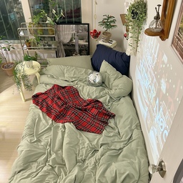 허리 아프신 분들 봐주세요♥️
아시는 분들은 아실 거예요~ 제가 허리로 고생하는 거!
저는 집스타그램 자체를 허리아파서 집에서 쉬는 상태에서 시작해서 자주 아픈 사람이랍니다🥹
그래서 디스크 이후 침대 고를 때 정말 힘들었던 기억이 있어요 
허리아픈 사람에게는 아쉽게도 푹신한 침대가 독이에요
허리를 잘 받쳐줄 탄탄한 매트리스가 필요해요
하지만 또 너무 단단하기만 하면 그 매트리스에 적응할 기간이 필요하죠
이 웰퍼니쳐의 허리엔 더매직 허리특화 포켓스프링 매트리스는😊
✔️매직코어가드, 7존 독립스프링, 신소재폼의 조화인데요 매직코어가드가 한 번 더 허리를 받쳐줘요
✔️엣지가드 스프링으로 여러겹의 내장재를 고정하고 측면 꺼짐을 방지했구요, 덕분에 오래 사용해도 무너짐이 덜할 것 같아요
✔️옆단에 듀얼 메쉬가 통풍에도 도움을 줘서 쾌적하게 사용할 수 있어요
✔️무엇보다 맘에 들었던 점! 상단에 올록볼록한 점프누빔에 솜이 많이 들어가서 폭신해요! 근데 무너짐 있는 폭신함은 아니라서 경도가 있는 매트리스인데 너무 딱딱하지만은 않게 느끼게 해주는 것 같아요
지금도 설명을 잘하고싶어서 이 매트리스에 누워서 작성하고있어요..🫶🏻
식물방 소파베드를 내보내야하는 게 조금은 그리웠는데 막상 매트리스 들어오니 편하고 좋네요
저는 SS사이즈로 가로 1100 세로 2000 높이 280인데요, 사이즈는 SK 1800까지 나오니까 참고해주셔요😊
그럼 오늘도 모두 건강하고 행복한 하루 보내시길 바라요🫶🏻
 #제품제공 #오리뷰어 #오하우스 #오늘의집 #웰퍼니쳐 #허리엔더매직허리특화매트리스 #웰퍼니쳐침대 #허리에좋은매트리스 #웰퍼니쳐매트리스 #단단한매트리스 #매트리스 #허리디스크매트리스 #침실인테리어 