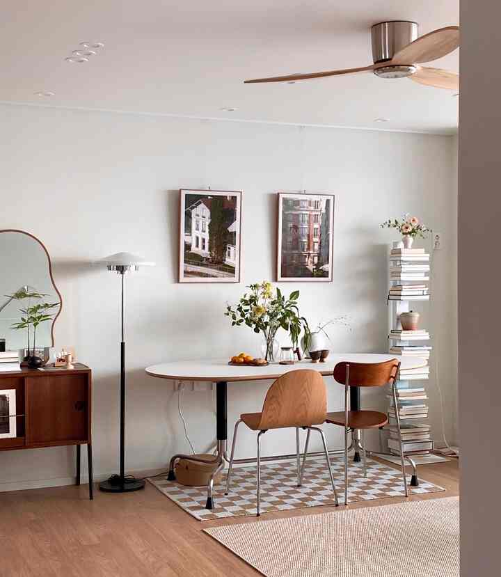 ホワイトと木目調のダイニングルーム、ミニマルでナチュラルな木製椅子とテーブル、フロアランプが配置された空間