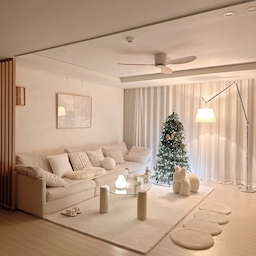 #예쁜템최고야
크리스마스준비🎄
.
.
#크리스마스 #크리스마스트리 #트리 #트리소품 #뷰티홈 #소파인테리어 #소파 #신혼집 #신혼집인테리어 #신혼집러그 #러그 #러그인테리어 #화이트인테리어 #쿠션 #쿠션인테리어 #쿠션추천 #아델파인트리 #조명 #조명인테리어 #조명추천 #셀프인테리어 #부클 #부클인테리어 #아르떼미데 