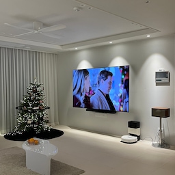연말 달달한 영화추천 I 케이터링 크리스마스
12월에 어울리는 영화 케이터링 크리스마스 
줄거리 I작은 케이터링 업체를 운영하는 여성. 지역 재단의 크리스마스 축제 만찬을 위해 요리하다가 만찬 주최자의 멋진 조카와 뜻밖의 교감을 나누며 서로에게 끌리며 연애세포를 깨우는 코믹로맨스물
모든 장면이 크리스마스 배경이라 볼거리가 가득한 영화, 화려한 소품 캐럴들이 배경 음악으로 울려 퍼지고 상상할 수 있는 거의 모든 크리스마스 장식들이 빼곡하게 등장하는 12월의 영화
명대사 "카슨, 넌 렌즈를 통해 세상을 본댔고 그건 멋진 일이야. 하지만 옳은 답을 찾으려면 네 가슴에 귀 기울여야 해."
#오늘뭐하집 #크리스마스영화 #크리스마스영화추천 #크리스마스소품 #크리스마스트리 #크리스마스소품 #크리스마스인테리어 #거실인테리어소품 #거실인테리어 #85인치티비 #85인치tv #시공매트 #아이가있는집 #아이가있는집거실 