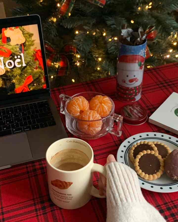 なんと一週間で食べるコーヒー☕️ 
21歳でラテラバーになった後 
このように長くコーヒーを切ったことがないようですが… 
インフルエンザは人の味を変えました... 
今日食べたのも弟が食べるから 
久しぶりに食べてみようかな。 
食べて残したという衝撃告白🫢 
私カフェイン中毒から抜け出したのか…！ 

....なんかちょっと素敵なのに

＃クリスマス＃クリスマス＃クリスマスインテリア＃テーブルボー＃オンテーブル＃ホームカフェ＃homecafe＃christmastable＃クリスマス小道具＃オーハウス＃オーハウスシーズン9 
