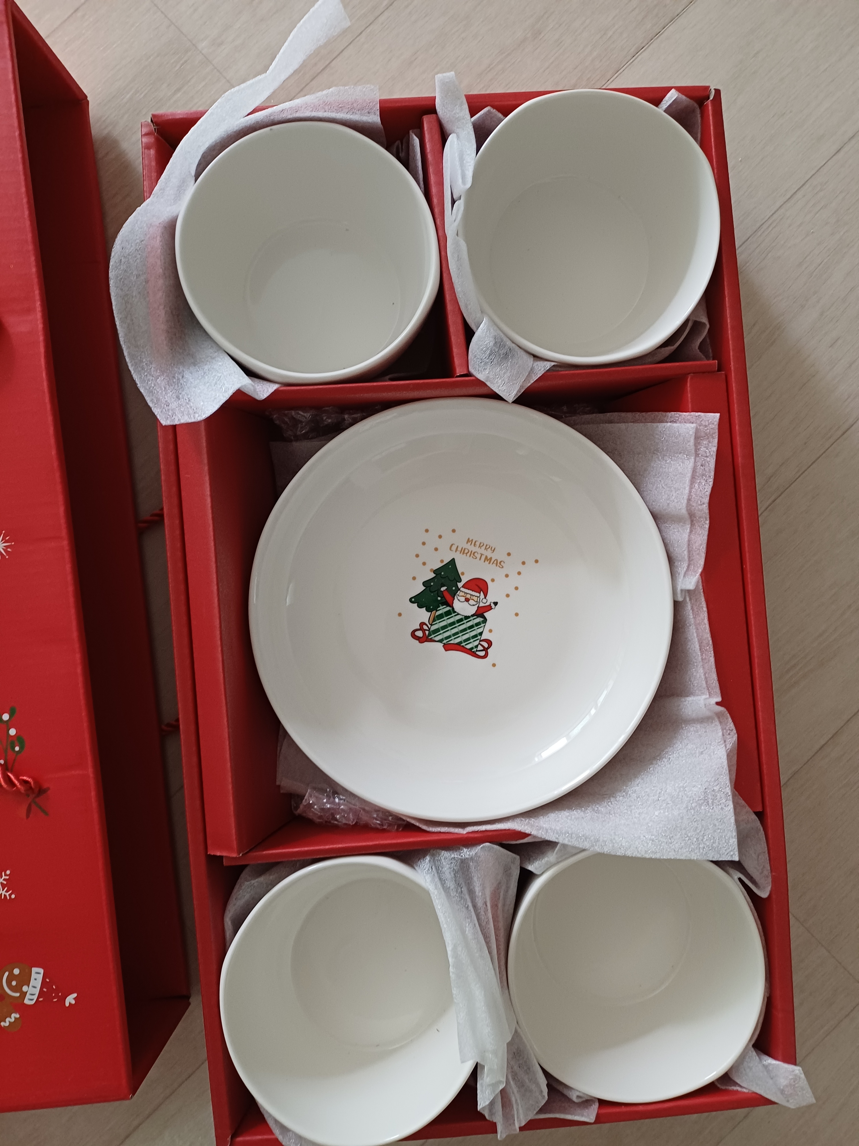 Santa Christmas Dinnerware Set for 4 user photo