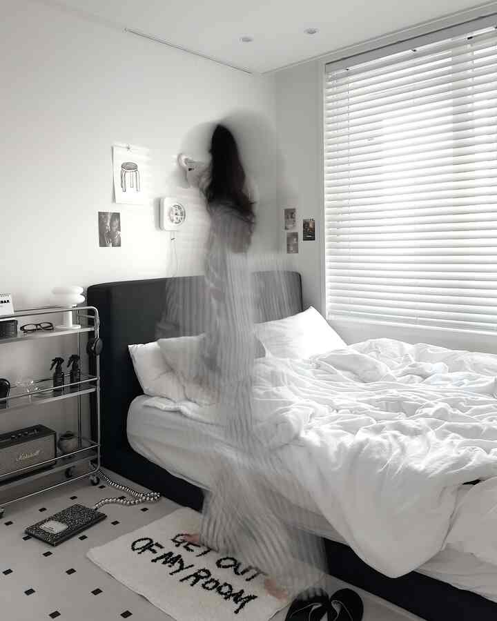 新しく入ったベッドを窓辺に密着して配置しました。ラグを一緒に変えて別の雰囲気が漂わせてくれました。出勤中ですが、早く退勤して横になりたいです🤍

小さな家なので空間チャージが懸念され、頻繁な構図変更をしているのでベッドフレームは負担になりフレームなしでパレットにマットレスだけを置いて使用しました。そういえば壁紙に年月に時がたくさん埋まったんですよ。 

今回新しく入ったスリッパベッドの「ラインベッドフレーム」です。スリッパベッドは複数のオプションを持っており、それぞれの状況に合わせてカスタムベッドで購入できますが、サイズだけでなくファブリックまで選択でき、好みに合わせて選べばいいです。 

私は低床型に拡張せず、高さはできるだけ薄く注文しました。ブラックバブル生地です。モノトーンのインテリアをするのに加えて良い選択でした。 

ベッドのヘッドとファンデーションが分離され、ファンデーションも半分に分かれており、移動が便利です！軽いのにそう押されてないよ！家の飾りにぴったりのベッドです！ 

マットレスもしっかりと支えてくれるシンプルなデザインがとても気に入っています。シックなのにふさわしい感じでしょうか。写真だけ見ても早く退勤してベッドに飛び込みたい気持ちです。 

🏷️ @_sleeper_official - ラインベッド 
Qサイズ/ローヘッド/一般形
ファンデーション：高さ10cm 
生地:バブルブラック  #침대프레임 #패브릭침대 #패브릭침대프레임 #라인침대 #신혼침대 #슬립퍼침대 #슬립퍼 #모노톤인테리어 #침실가구 #침실인테리어 #베드룸 #침실꾸미기 #침실스타일링 #작은집인테리어 #작은아파트인테리어 #신혼가구