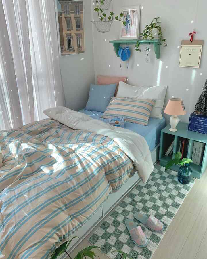 製品提供_冬にもあきらめないパステル！
お部屋ですが、小さな部屋になった寝室に新しい寝具に変えました。
いつも素敵なモンビジュのアンソニーバターブルー🧈🩵

縞模様はこのようなビンテージパターンが大好きです。
純正ウォッシング60水にはほのかに光沢感が回り、より魅力的で  #스트라이프침구 #방꾸미기 #침실꾸미기  #룸인테리어 #룸스타일링  #오늘의집 #파스텔인테리어 #빈티지인테리어 