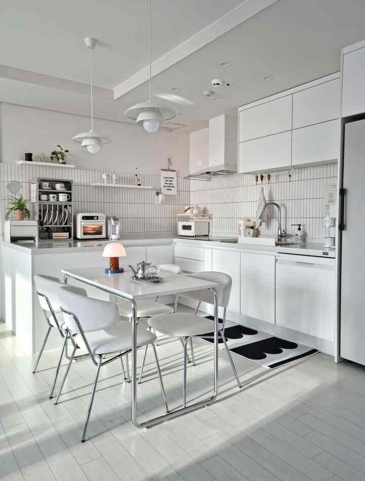 Pada hari bersalju dan berawan, lakukan penghematan~
Beberapa hari yang lalu, saya memindahkan meja makan besar ke ruang tamu untuk mengundang teman-teman, dan sebagai gantinya saya menggunakan meja dari kamar tidur di dapur Sehat. 

Tahan terhadap kotoran dan goresan, jadi Anda tidak perlu khawatir sup kimchi atau kari tumpah, dan desainnya yang bersih membuatnya cocok untuk meja!
Terlihat lebih bersih dan cantik di bawah sinar matahari.

#dekorasi dapur #interior dapur #meja #meja makan #meja abad pertengahan #interior meja makan #dapur putih #meja makan #penyimpanan dapur #modern abad pertengahan #rak dapur #peralatan dapur #interior putih #peralatan dapur #peralatan pengantin baru # aksesoris dapur #pengantin baruInterior rumah #Dekorasi rumah pengantin baru #Interior modern #Peralatan rumah tangga #Penerangan dapur #Interior dapur #Ruang makan #Interior dapur #Interior apartemen #Rumah tangga dapur #Rak dapur #Interior monoton #Kitchen housekeeping #O House musim 9 