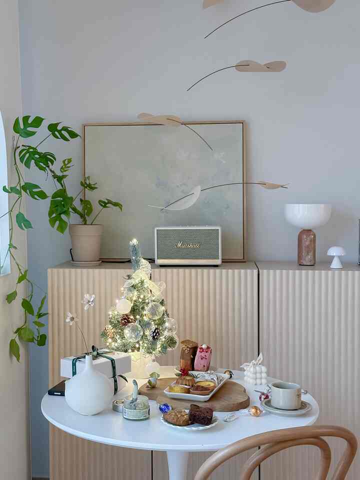 もうすぐクリスマスですよ😆

私は10年目のクリスマスをスキー場で過ごしました。 
今回もスキー場で過ごそうです。 
家では簡単にあらかじめクリスマスティーパーティーをしました🤎

シュトーレンを注文して食べました。 
これは一日に一個食べるのが可能な部分ですか？ 
とても美味しかったので、パンスンは絶対に一切れて満足できませんでした。
3日でクリアしました😇

今回のクリスマスはとても寒い日になりそうです。 
イワン寒い週末に雪も来たらいいですねㅎㅎ 

ホワイトクリスマスを送りたいです❄️

。
。
。

#オーハウスシーズン9 #크리스마스홈파티 #크리스마스티파티 #티파티 #홈카페 #홈카페놀이 #화이트우드인테리어 #북유럽인테리어 #인테리어소품 #크리스마스 #크리스마스소품 #신혼부부인테리어 #코지인테리어 #cosyinterior #cosyhome #christmas #christmasinteriors #christmaspartyfood #nordicnest
