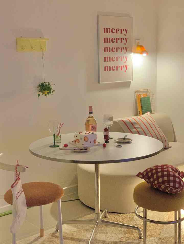 Karena sifat bisnisnya, sibuk selama musim Natal🥲
Kami merayakan Natal lebih awal di pesta rumah awal🌲♥️

#Rumah Hari Ini #오하우스시즌9 #크리스마스홈파티 
#Natal #크리스마스소품 #크리스마스데코
#Interior ruang tamu #서하우스