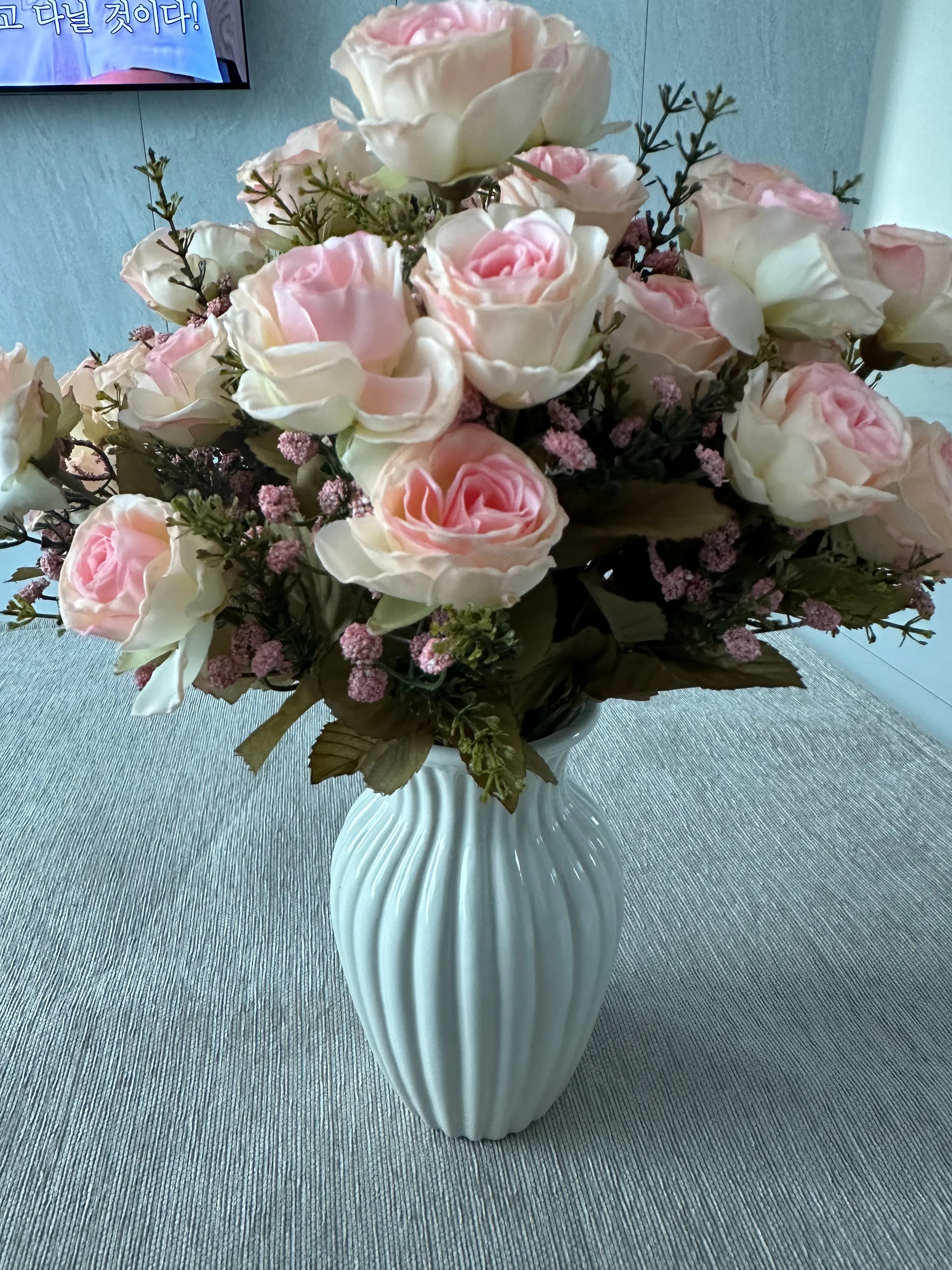 Premium Milk Brew Round Pleated Ceramic Vase user photo